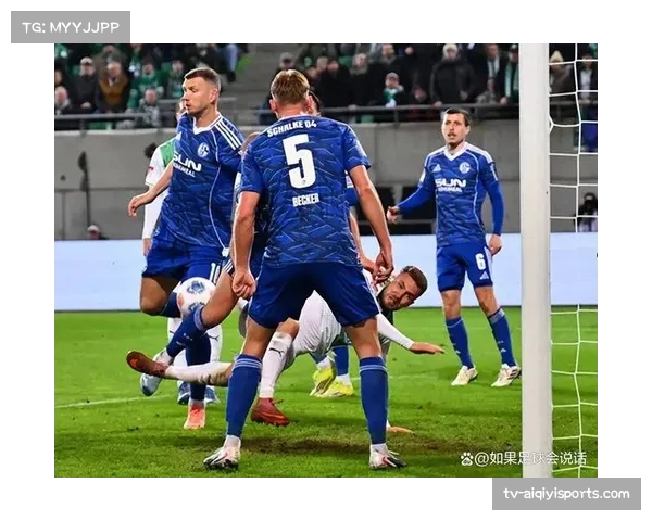 特写镜头：沙尔克04球迷在球队保级关键胜利后全场高歌《你永远不会独行》